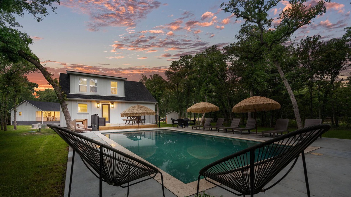 Flatonia House | Cheerful acreage with a petting zoo, pool, firepit