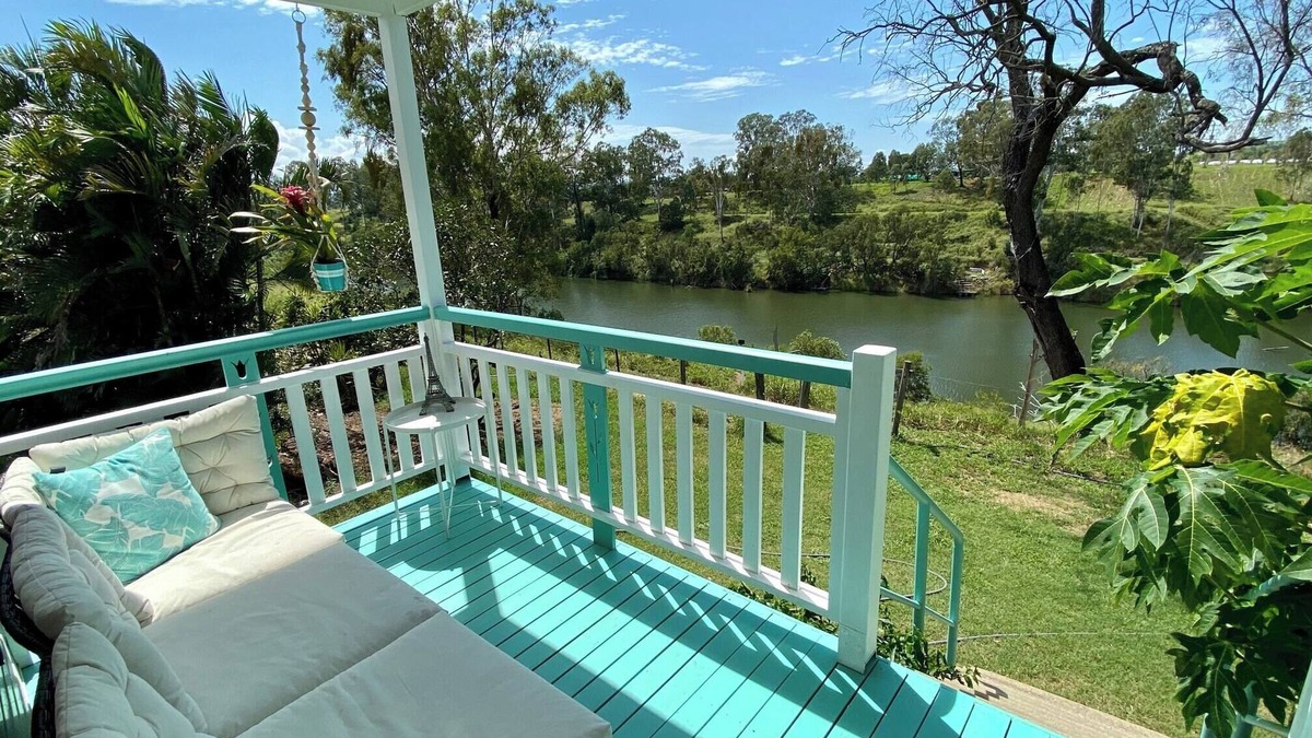 Lowood Cottage | Cheerful cottage with STUNNING river views + access to water activities!