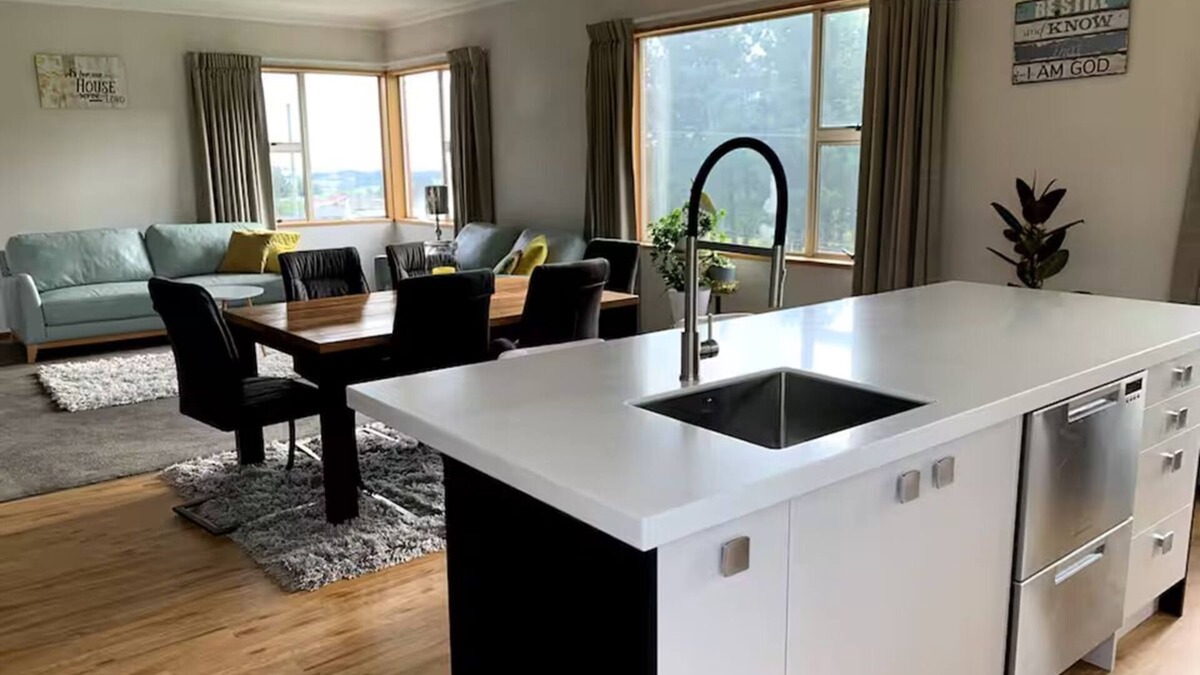 Dunedin House | Cheerful country home with 3-bedrooms, 2-bathrooms