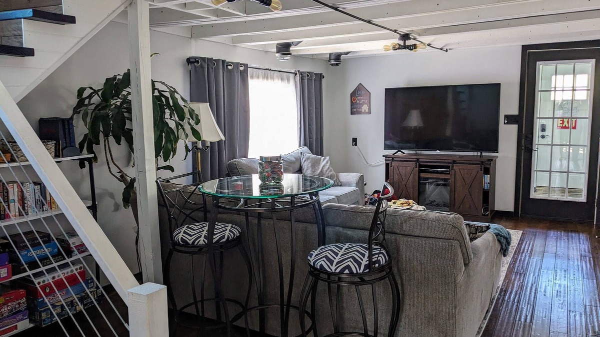Buckeye Lake Cottage | Cheerful & cozy 3 bedroom cottage near lake with hot tub
