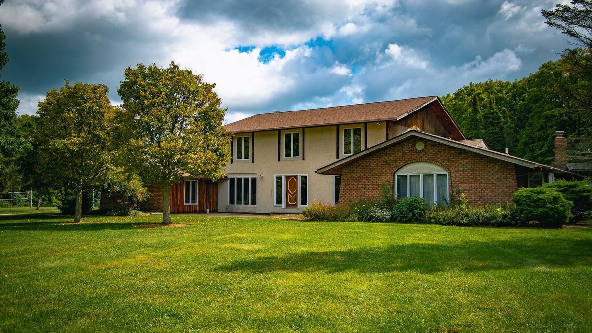 Huntsburg Villa | Cheerful Family Manor- Sleeps 25 w/hot tub and private pool in Amish Country