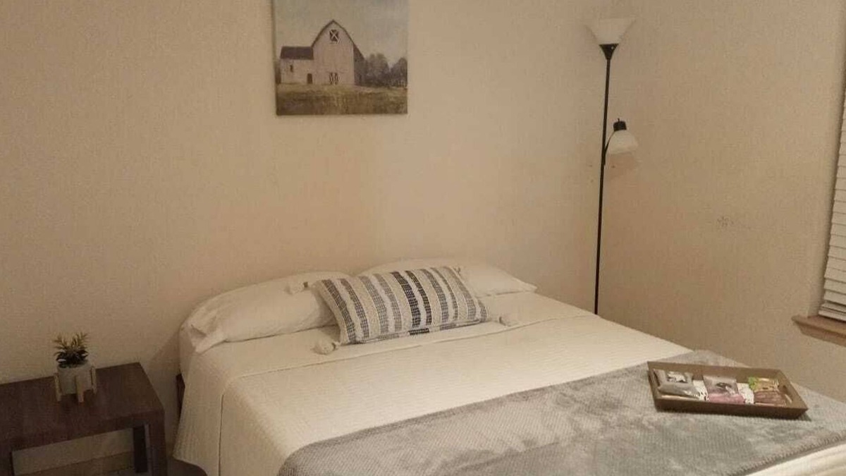El Paso House | Cheerful Home, Comfy Entertainment Spaces; Family-Pet friendly & Great Location!