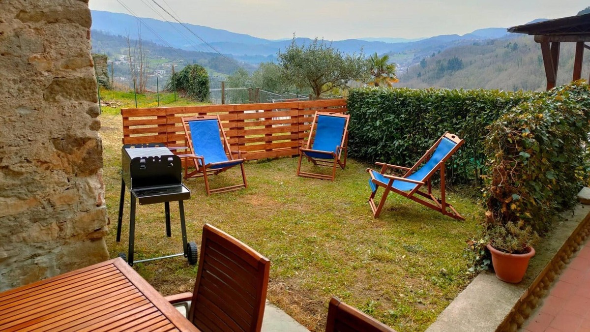 Poggio Apartment | Cheerful holiday home in Poggio with private garden
