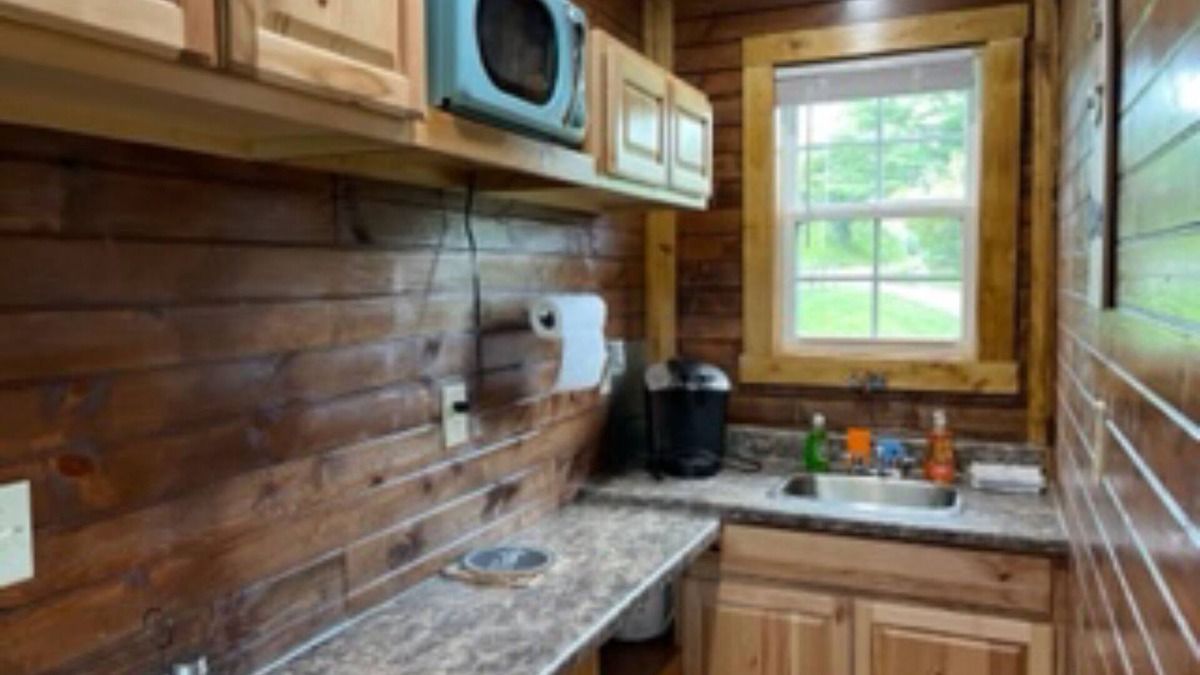 Hayesville House | Cheerful Lake Front Tiny Home