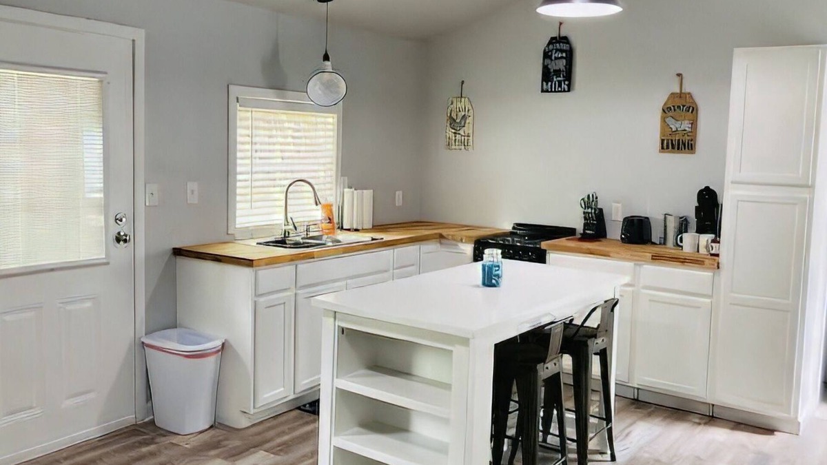 Ocean Springs House | Cheerful One Bedroom Remodeled Tiny Home, close to everything!