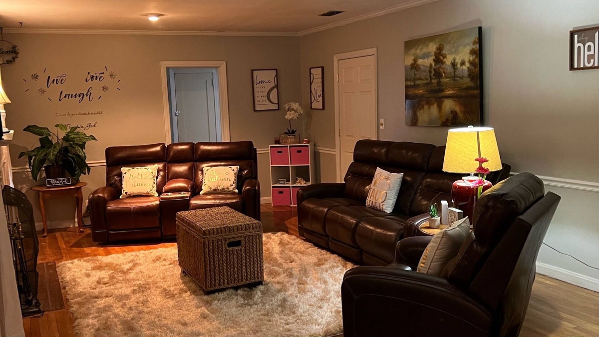 Waycross House | Cheerful, Spacious, and Cozy 2 bedroom home with fireplace