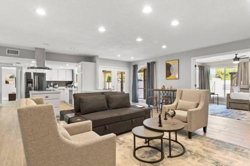 Camelot Village House | Cheerful Spacious Tempe Pool