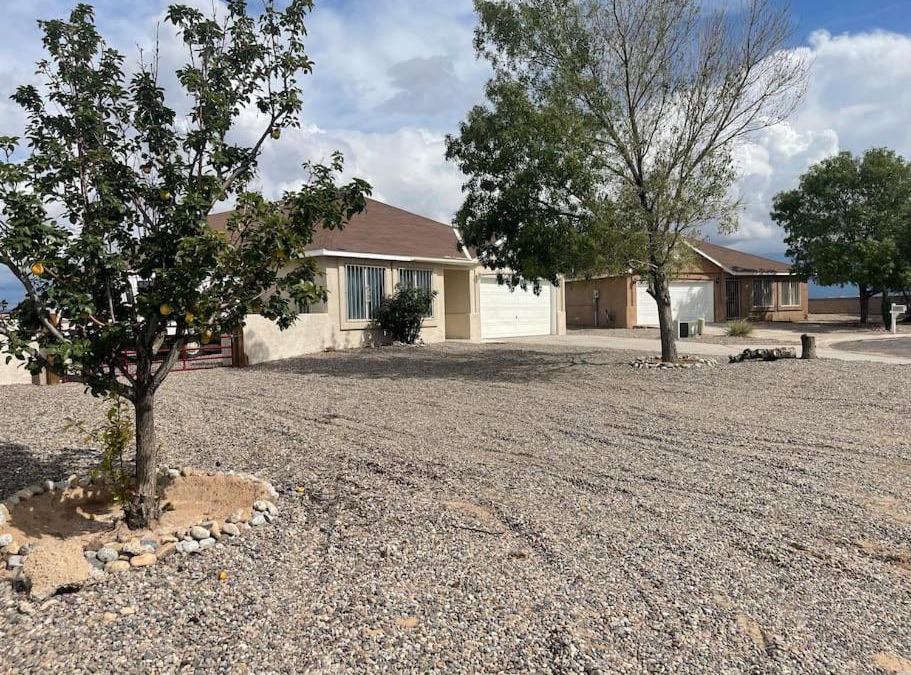 Bosque House | Cheerful Three Bedroom Home with Mountain Views