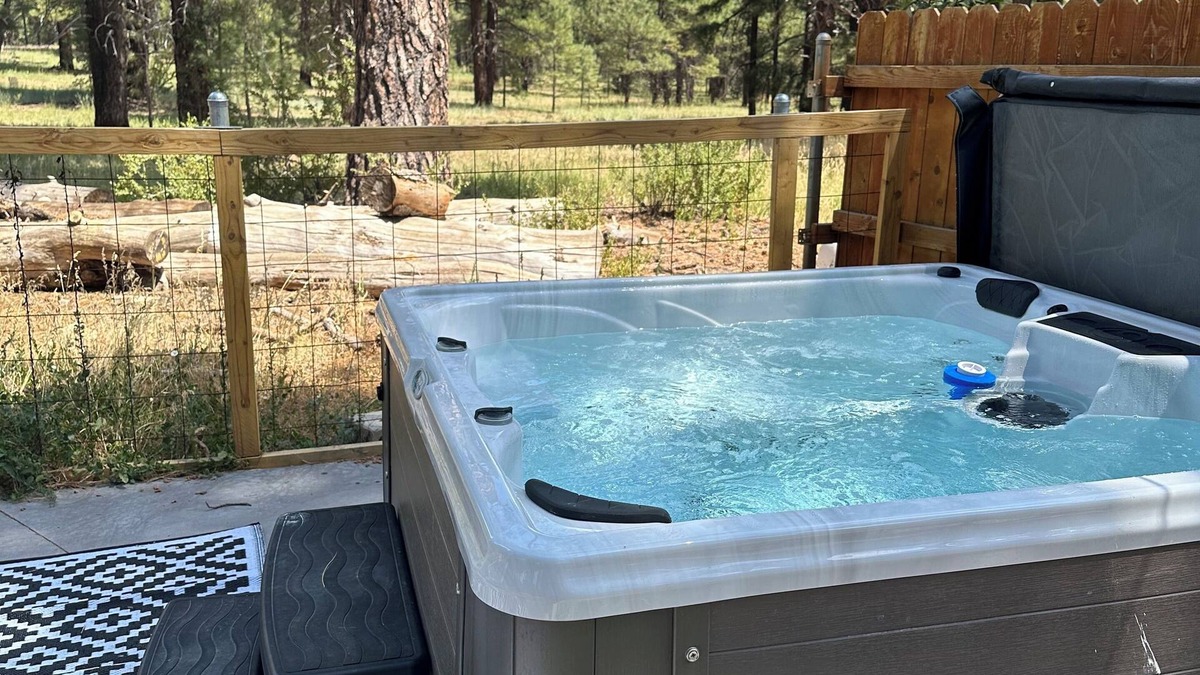 Mountainaire Cottage | Cheerful two bedroom cottage with hot tub.