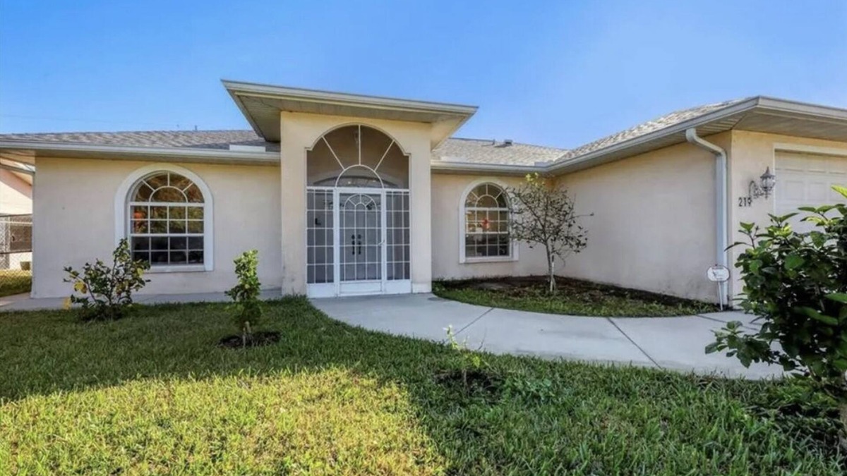 Warm Mineral Springs House | Cheerful & Vibrant Home Near Mineral Springs