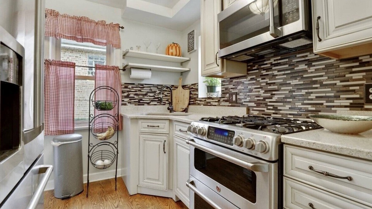 Norwood Park House | Cheery 2+bedroom home with free parking on premises