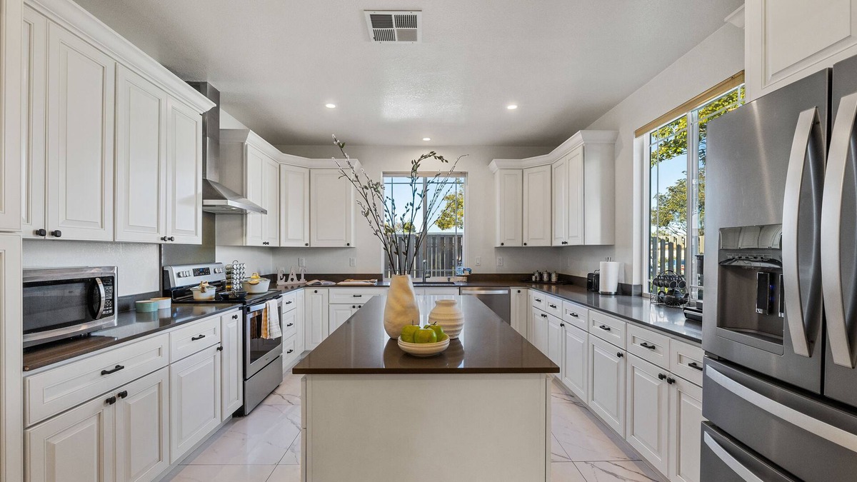 Union City House | Chef's Kitchen 4 bed w/King Suite & Backyard
