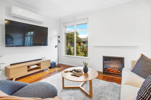 Cheltenham House | Cheltenham Charm by Ready Set Stay