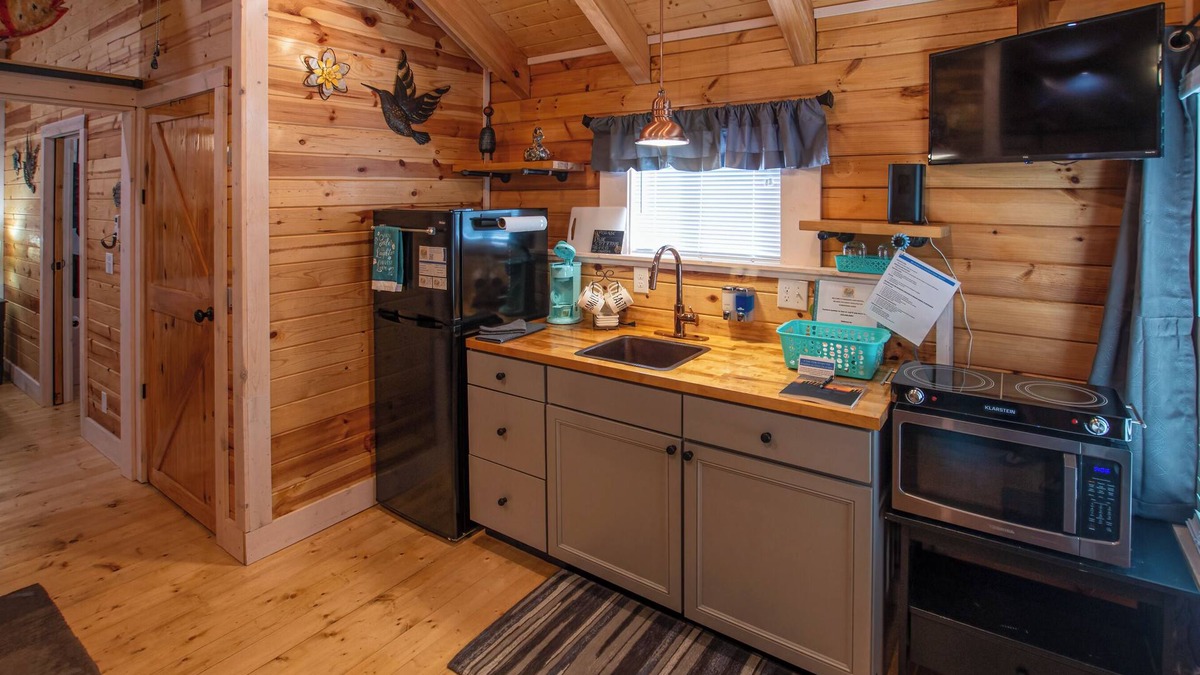 Bean Station Cabin | Cherokee Lake Vacation 1 BR 1 Bath Tiny Log Cabin