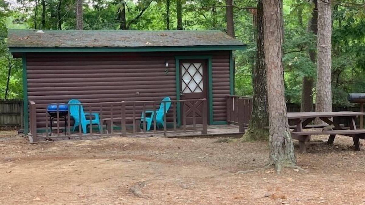 Broken Bow Cabin | Cherokee Rose, Sleeps 4 guest w/fully stocked kitchen, & Fishing Pond!