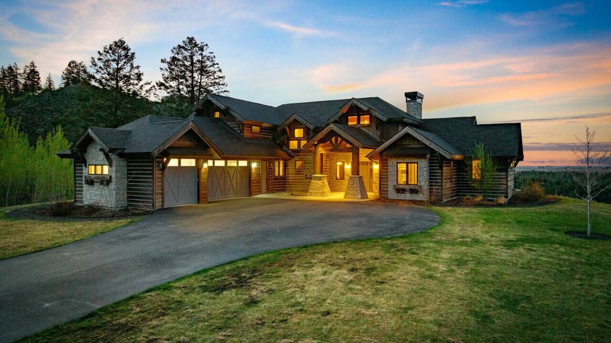 Ashton House | Cherry Butte Lodge| Hot Tub, Fire Pit, & Views