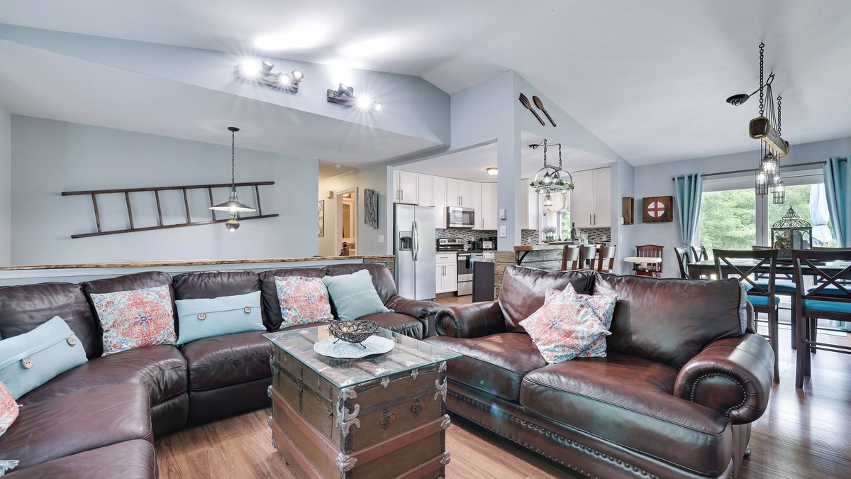 Henryville House | Cherry Lane Sanctuary, Rustic Retreat on 6 Acres with Sauna/Hot Tub/Pool/Golf