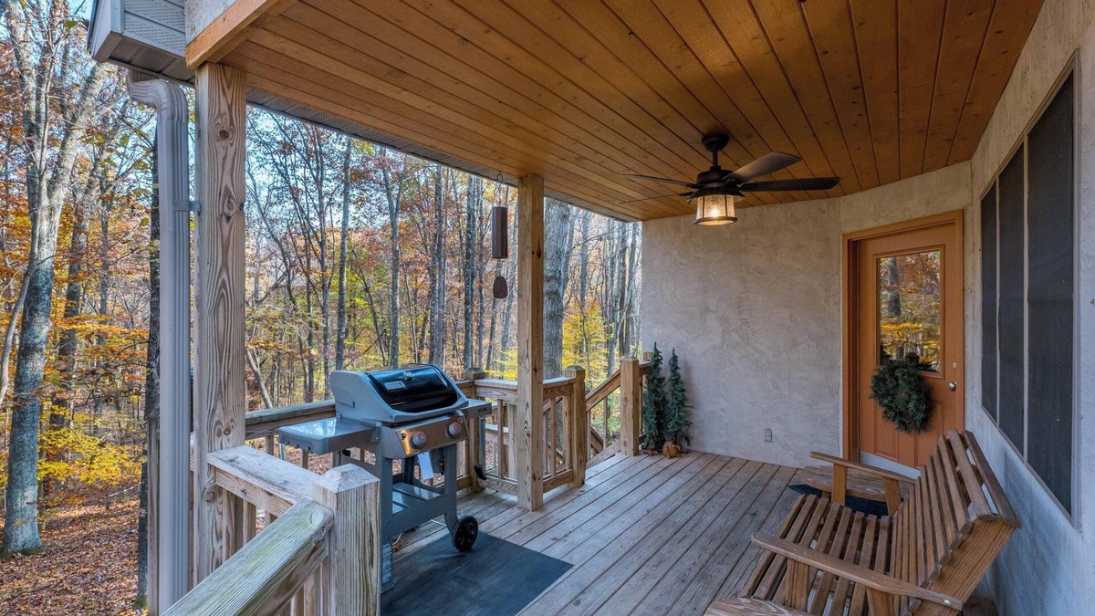 New Plymouth Cabin | Cherry Ridge Retreat Luxury Cabin Whispering Pines, w/hot tub and private pond!