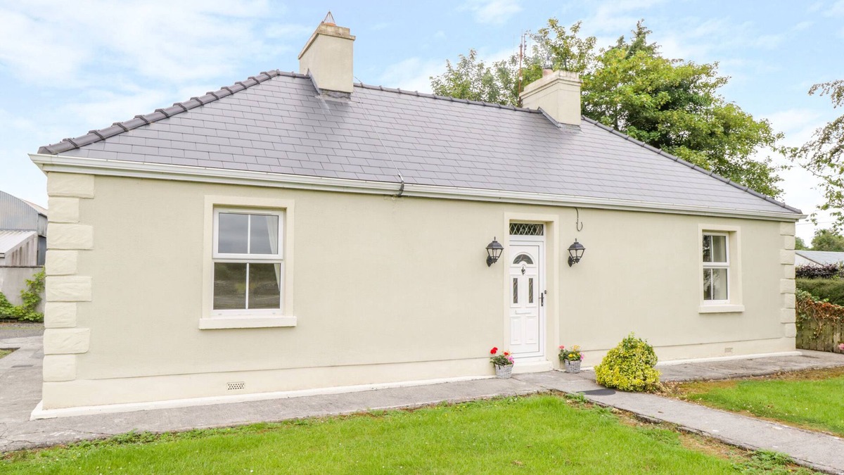 Ballintober Cottage | CHERRY TREE COTTAGE, family friendly in Castlebar, County Mayo