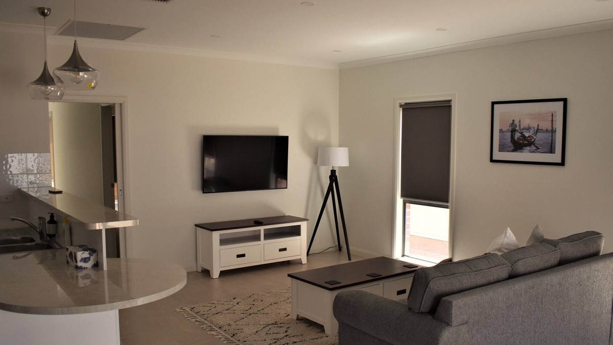 Mildura House | Cherry Villa 2: Luxurious 3BR Inner City Townhouse in Mildura. Free WIFI.
