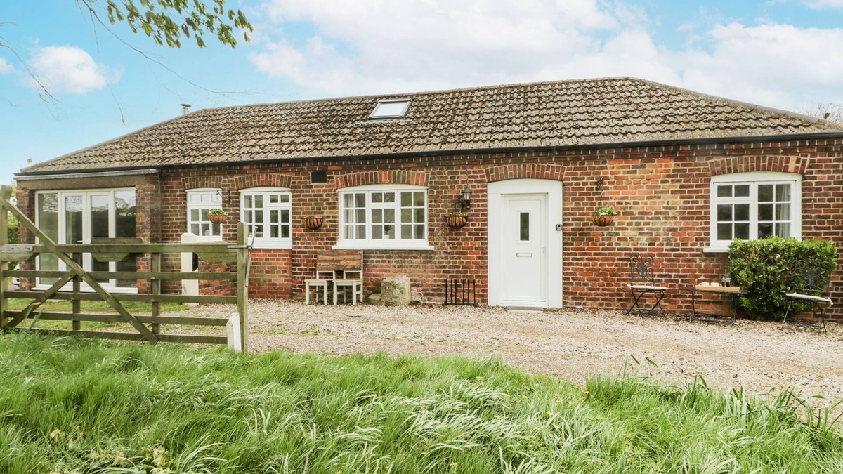 Staxton Cottage | CHESTNUT COTTAGE, pet friendly, country holiday cottage in Filey