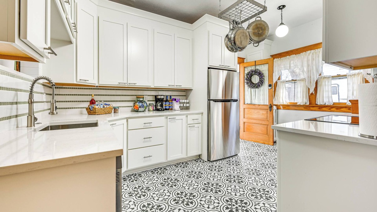Atlantic Cottage | 'chestnut Hill' Vintage Farmhouse w/Deck & Yard