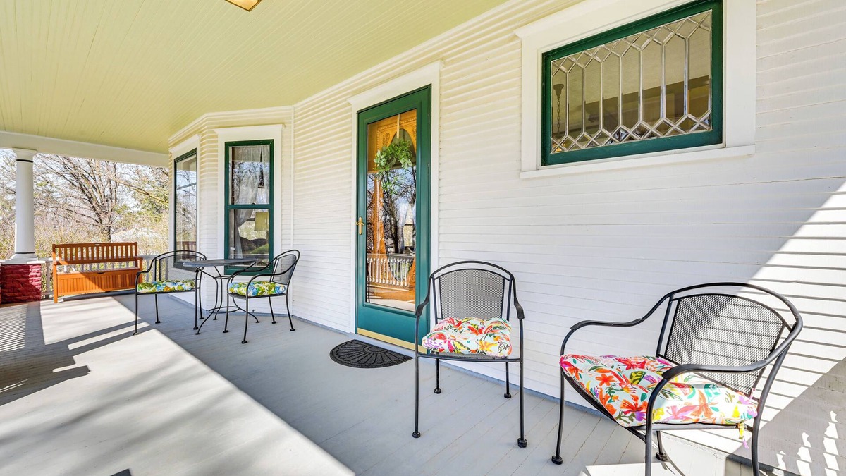 Atlantic House | 'Chestnut Hill' Vintage Farmhouse w/Deck & Yard