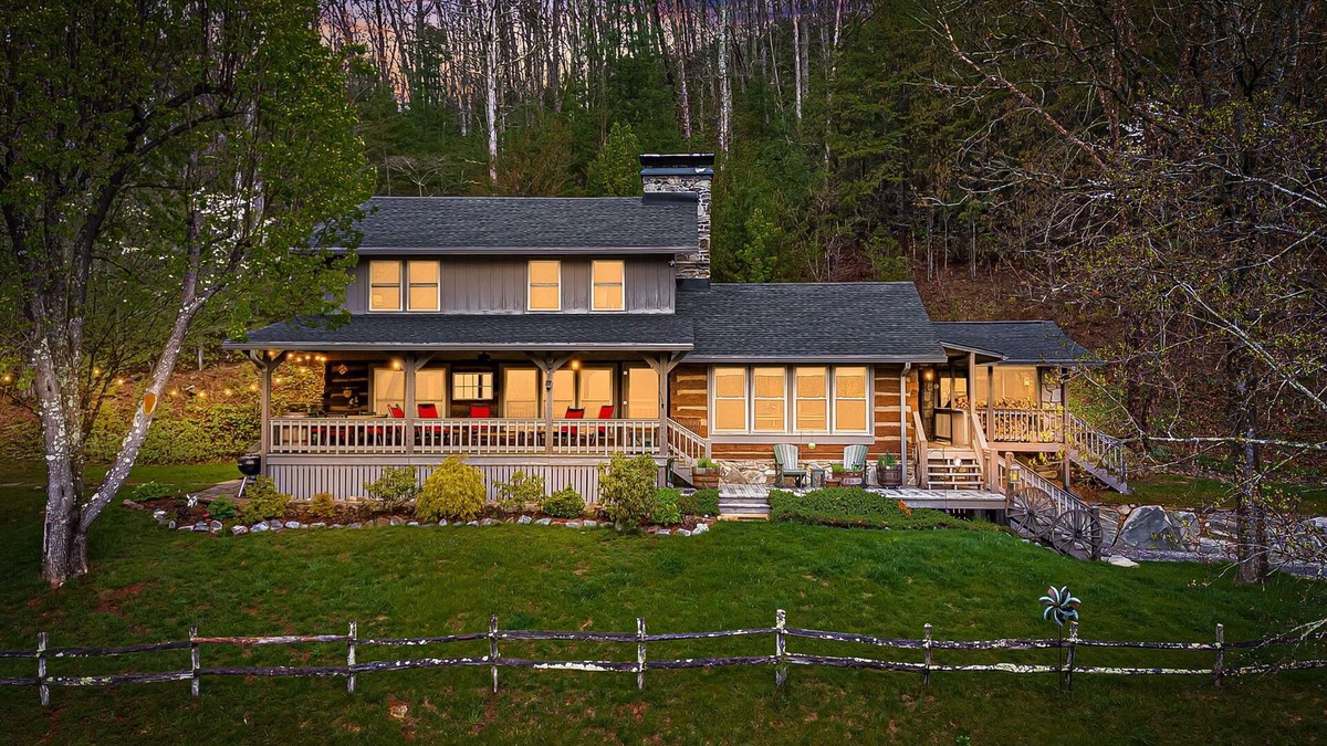 Canton Cabin | Chestnut House | Pet-Friendly Log Cabin w/Views & Fireplaces + Biltmore Pass