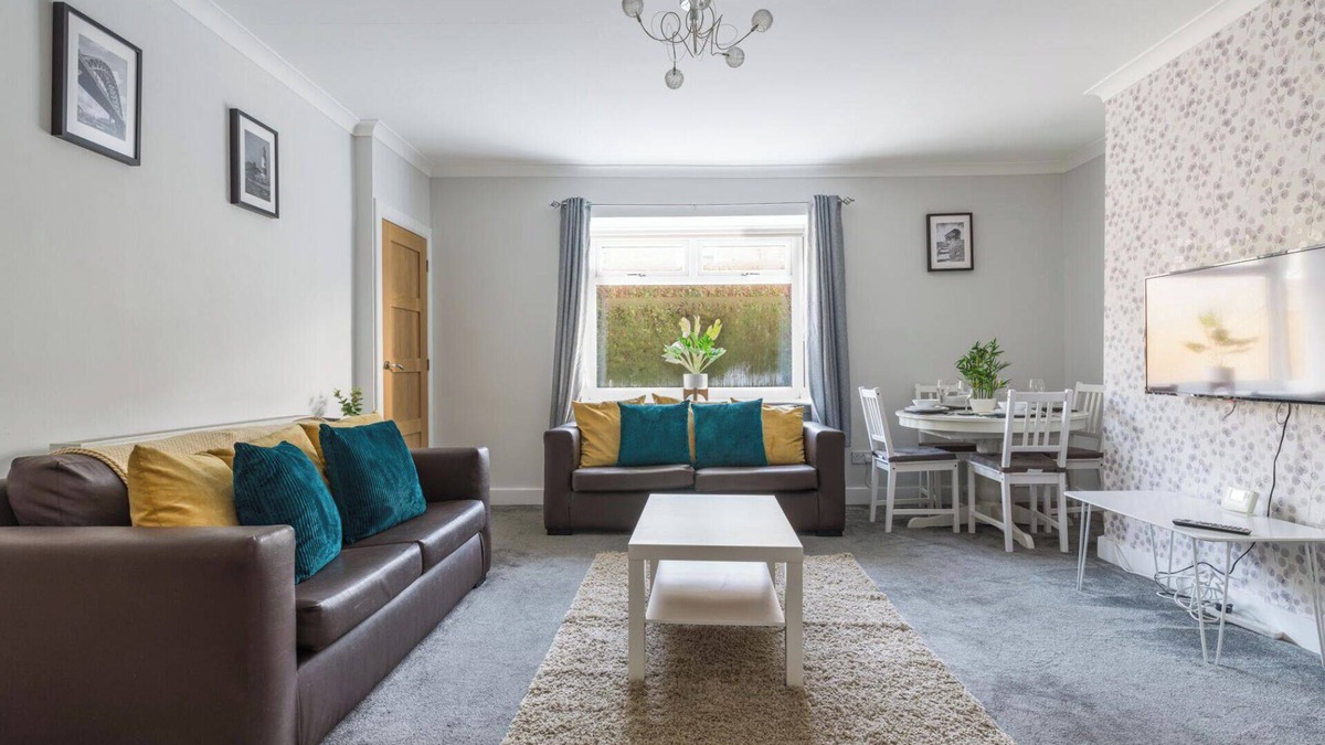 Ashington House | Chestnut House - Sleeps 4 - Pet friendly -Parking