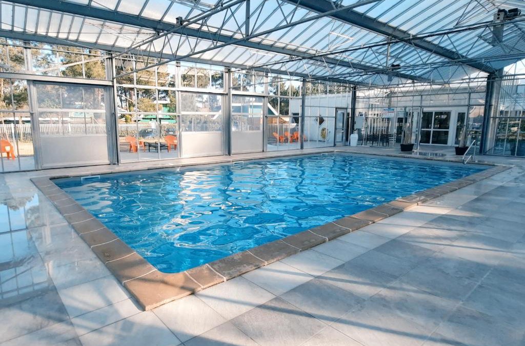 Le Verdon-sur-Mer Apartment | Chez Ced et Laeti, Appartement privé avec jardin et terrasse dans résidence l'estuaire muni d'une piscine couverte et aire de jeu, Linge de lit et de salle d'eau ainsi que télé, compris dans le tarif Profitez à fond de notre belle région
