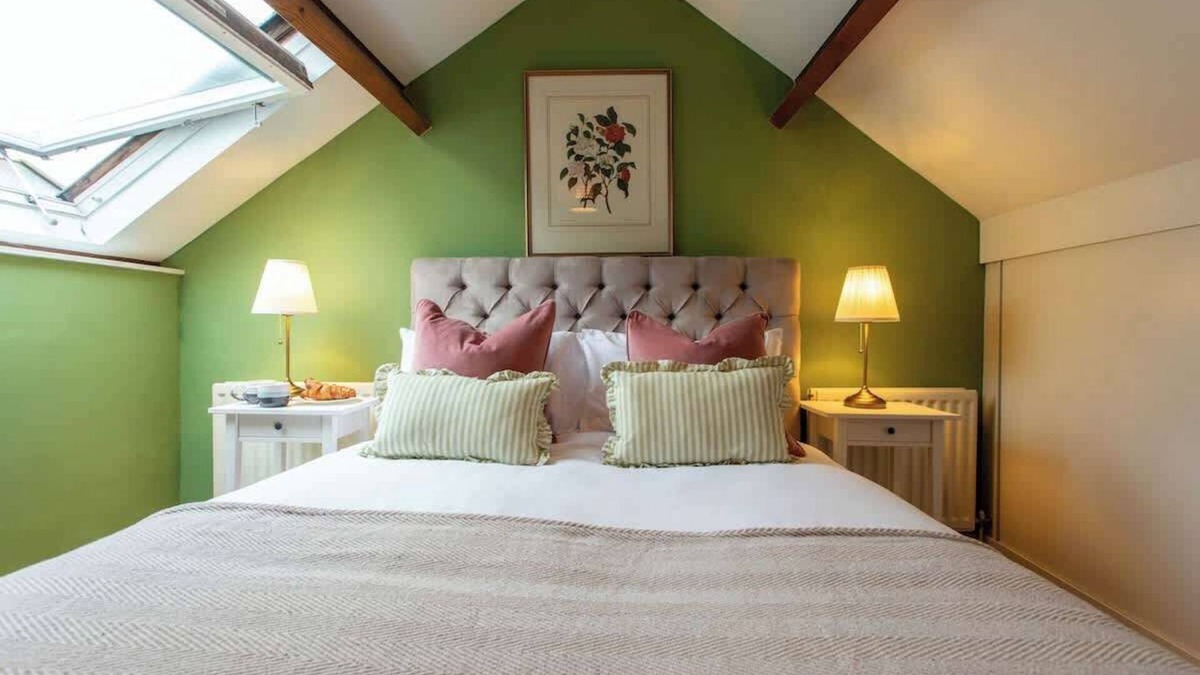 Bradford-on-Avon Apartment | Chez Nous - central Maisonette - Bath Surrounds