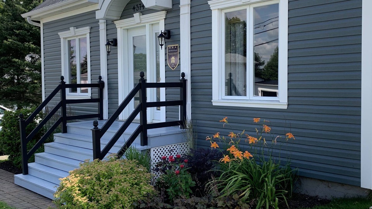 Notre-Dame-Auxiliatrice-de-Buckland House | Chez-Vous au Village: Calm, confort & full amenities