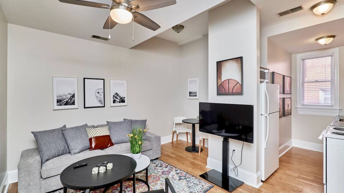 Grand Center Apartment | Chic 1/1 apartment in Historic area, near SLU, CWE, and Grand Center-Apt G