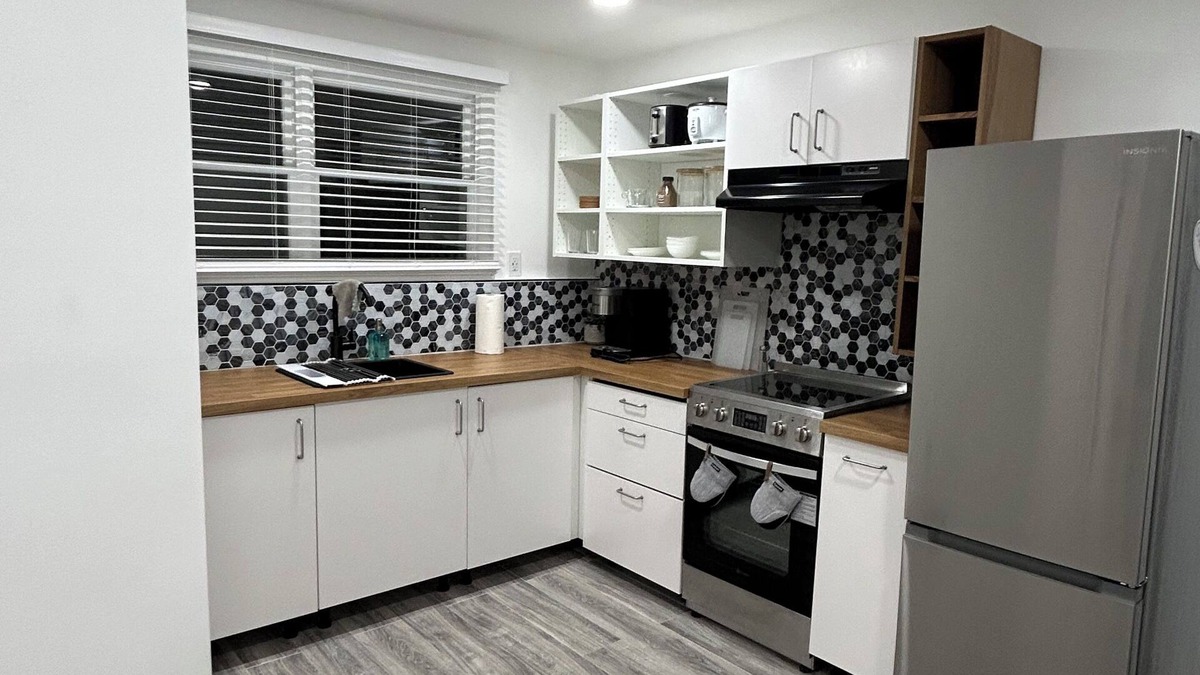 Lynn Apartment | Chic 1-bedroom apartment in cool Lynn with AC, WiFi, Full Bath and Full Kitchen
