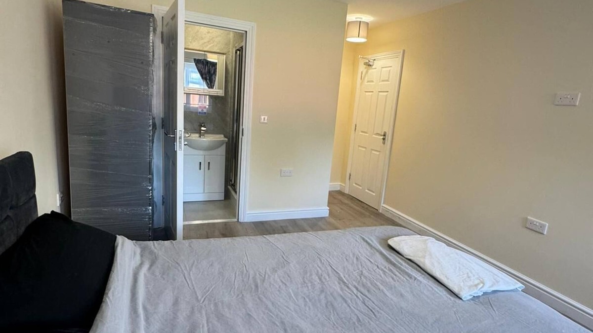 Beddington South Apartment | Chic 1-bedroom Cozy Ensuite room in a 6-Bedroom apartment with WiFi