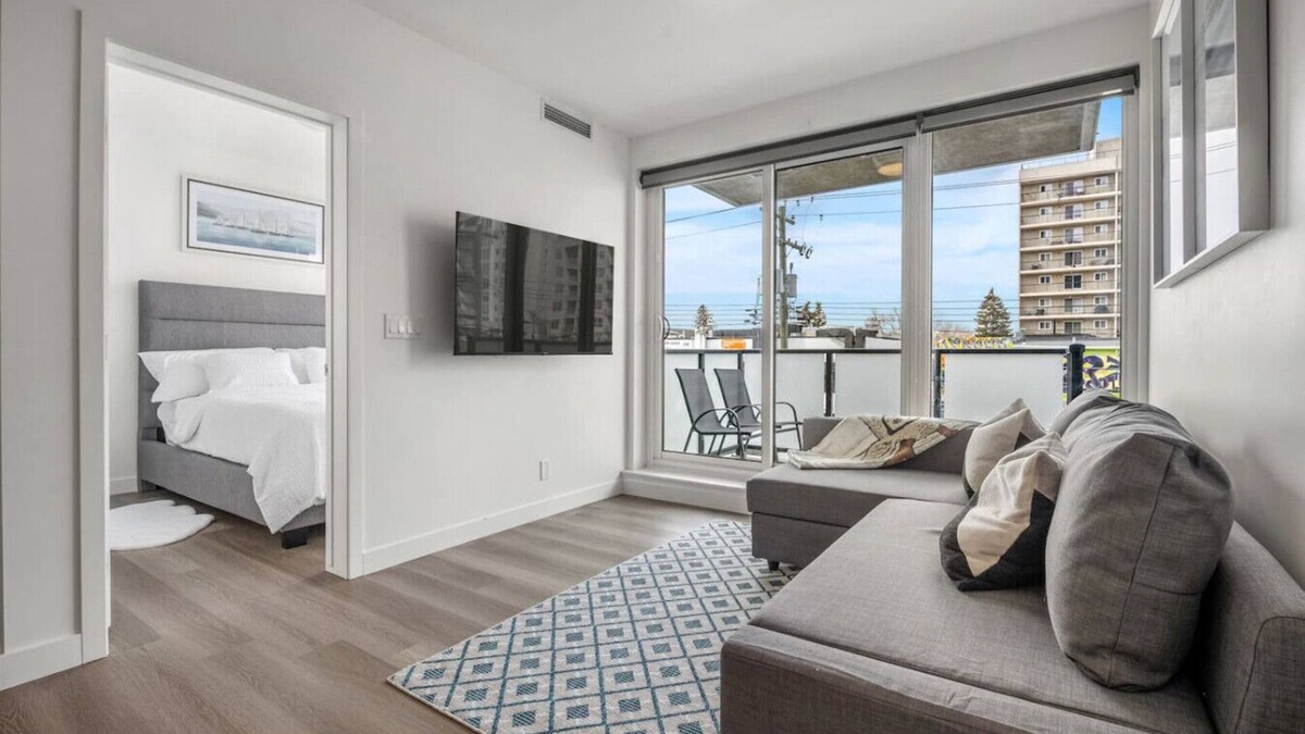 Sunnyside Apartment | Chic 1BR Kensington unit W/Free UG Parking