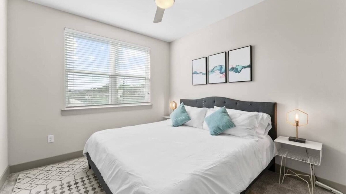 Montopolis Apartment | Chic 1BR king suite close to Downtown w/fast WiFi