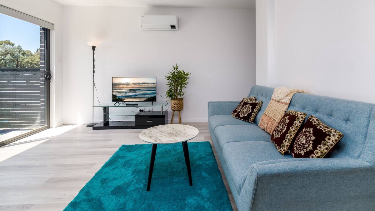Phillip House | Chic 2-Bed Home with Backyard, BBQ & Parking