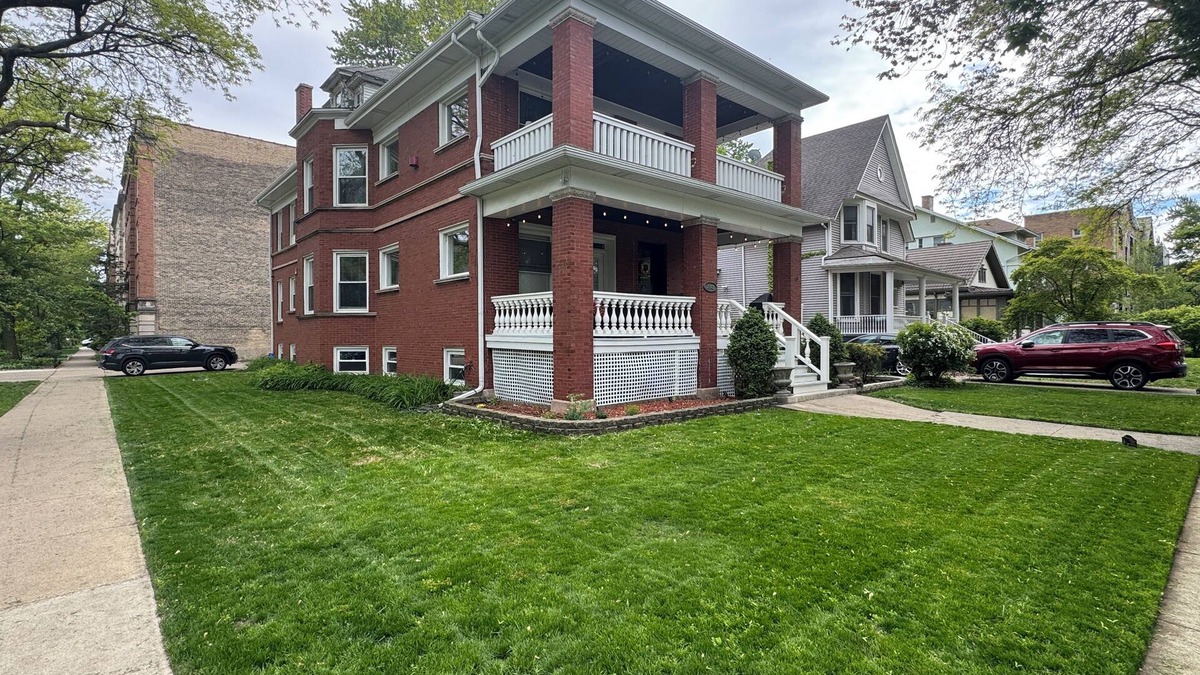 Rogers Park Apartment | Chic 2-bedroom apartment in beautiful Rogers Park with WiFi & EV Charger