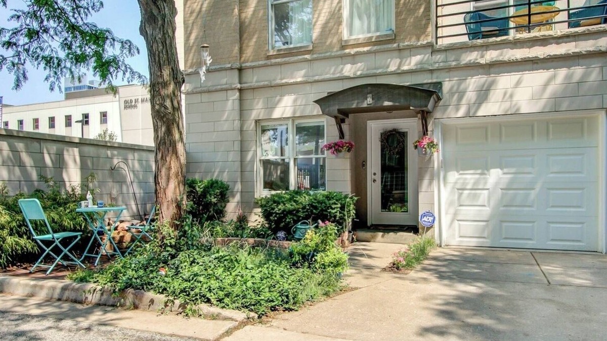 South Loop House | Chic 2-Bedroom Townhouse with Rooftop, Free Parking, in Downtown Chicago!