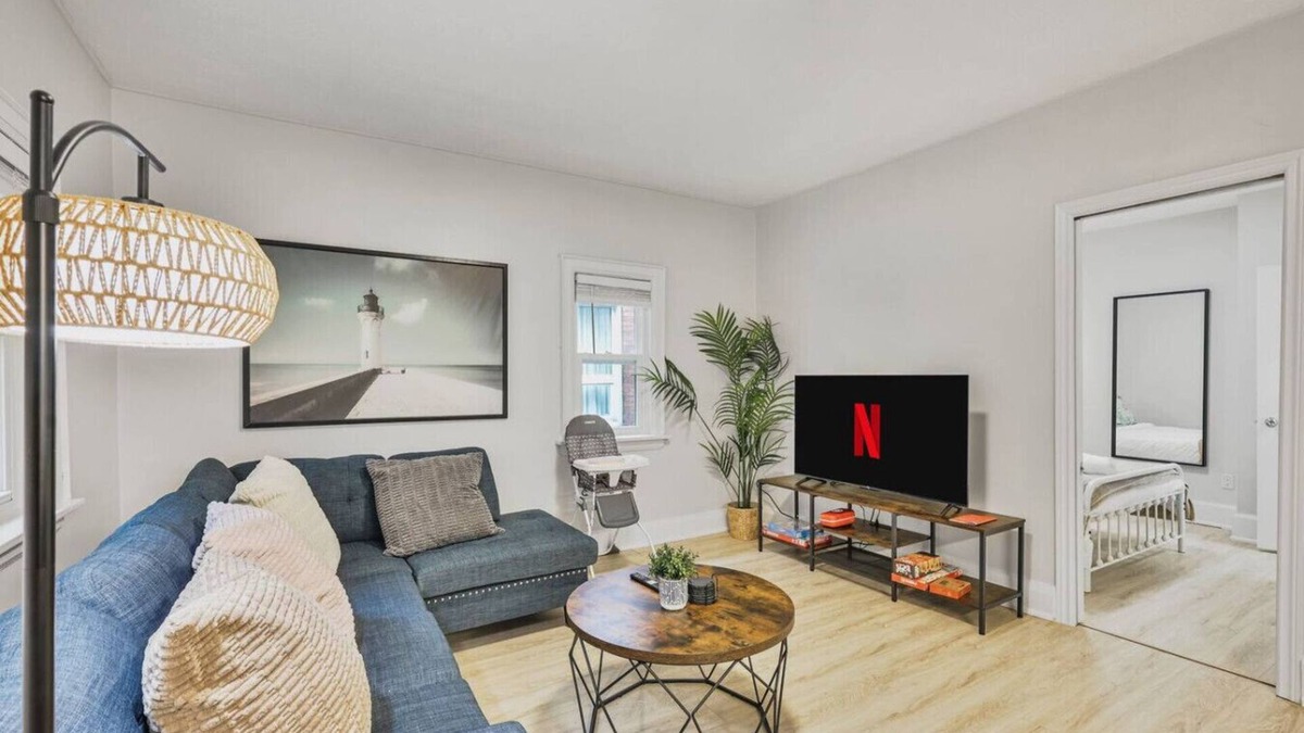 Durham Region Apartment | Chic 2-BR Urban Retreat | Near Beach| Free Parking