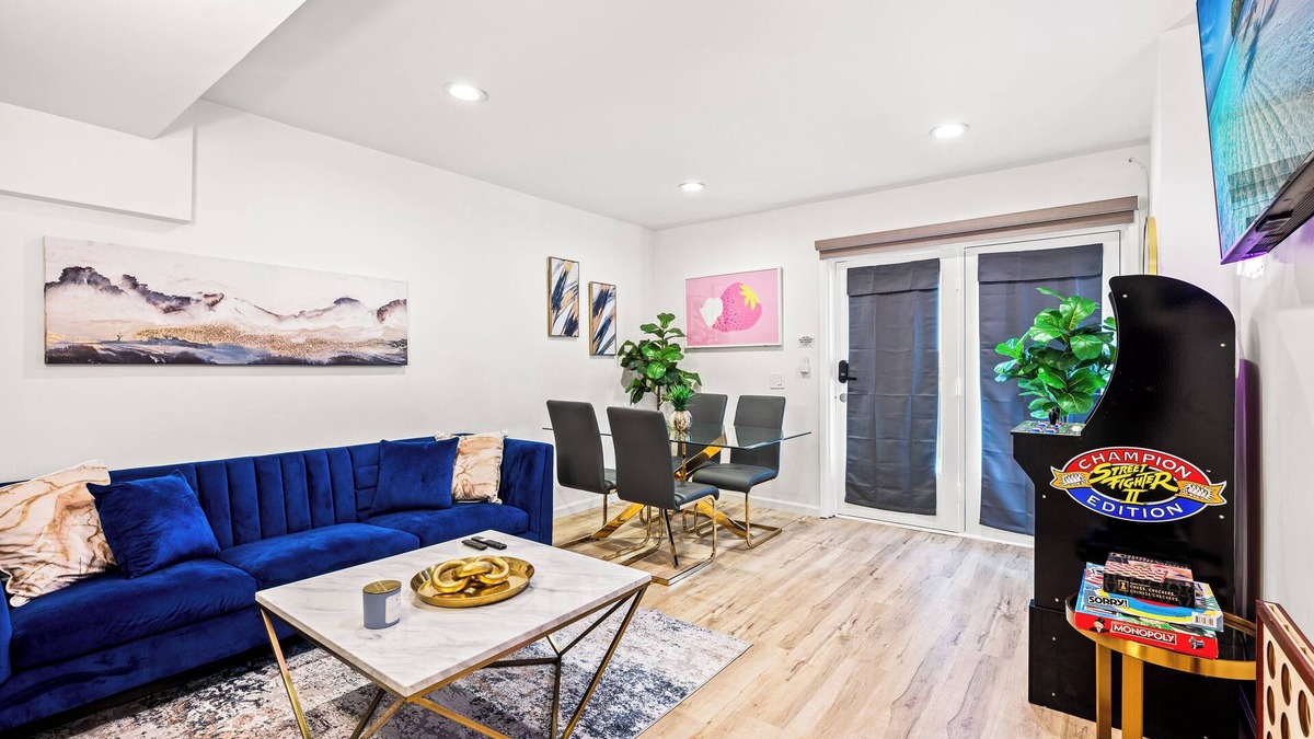 El Porto House | Chic 2BD - 1 Block to Beach Heaven