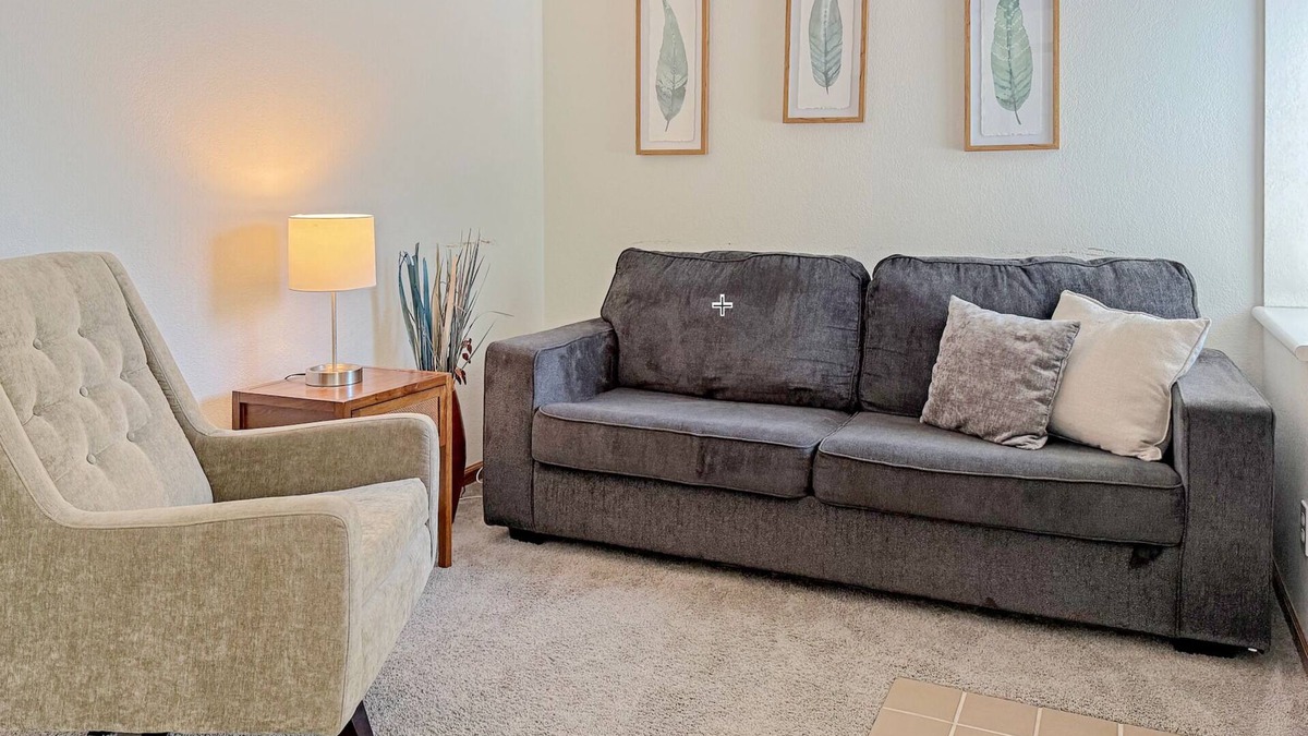 Des Moines Apartment | Chic 2BR - 2 min from iCubs
