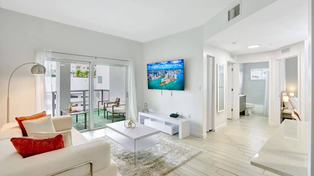 Midtown Apartment | Chic 2BR Edgewater Condo w/Views + Balcony