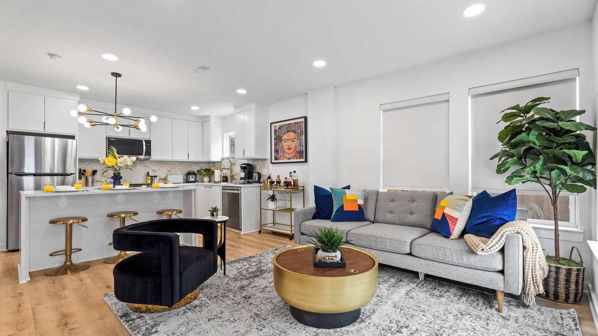 Oak Cliff Apartment | Chic 2BR flat w/fireplace & gated parking