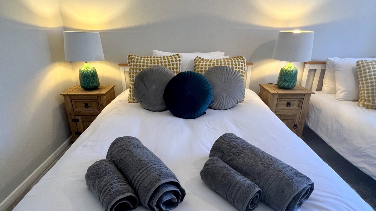 Hoddesdon Apartment | Chic 2BR Haven: Contemporary Flat in Hoddesdon