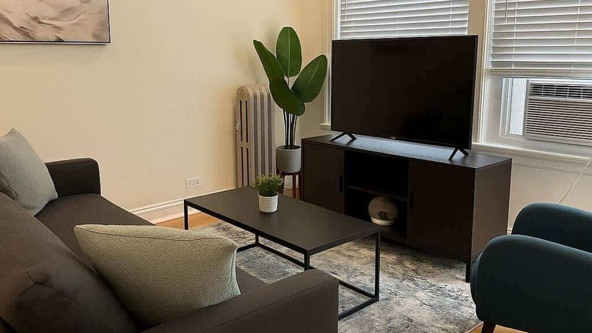 Old Irving Park Apartment | Chic 2BR Haven Near Irving Park
