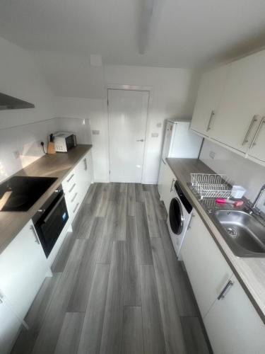 Dunstable House | Chic 3 Bed Home Sleeps 6 Free Parking! Families, Contractors, Groups all welcome to our Home!