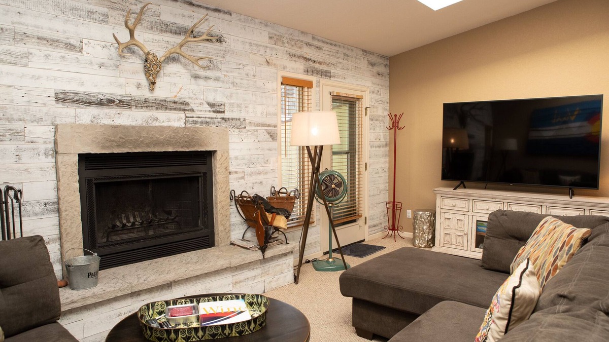 Intermountain Condo | Chic 3-Level Condo w/Private Deck, Hot Tub & BBQ