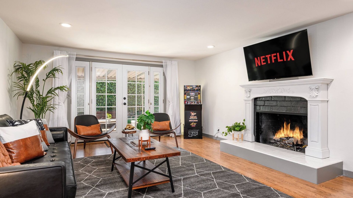 Placentia House | Chic 4BR Entertainer - Arcade & CLOSE to Disney